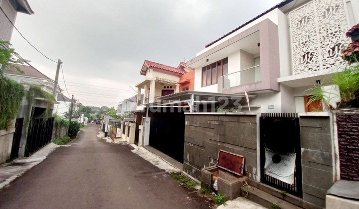 Dijual Rumah Kokoh Terawat Ada Kolam Renang Jatibening Bekasi 2