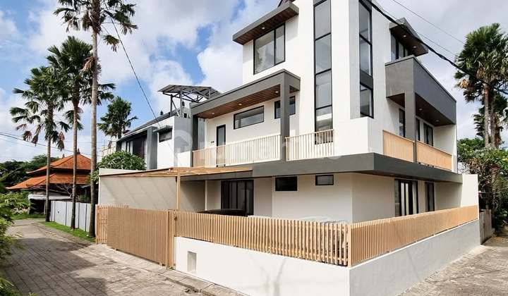 Di Jual Rumah 3 Lantai Bangunan Baru Sept 2025 Bergaya Minimalis Modern