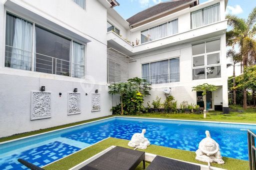 Luxury White Villa in Jimbaran with Garuda Wisnu Kencana View
