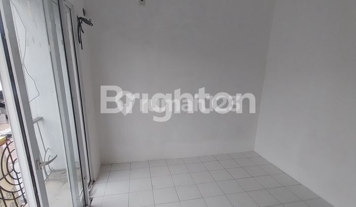 Minimalist House Golden Palm Minimalist House Golden Palm