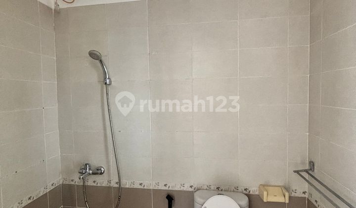 Rumah Besar 3Kamar Semi Furnish Kondisi Rapi (4 AC) di Topaz GS 2