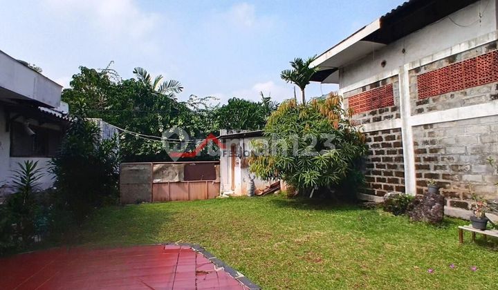 Rumah Lama Layak Huni Halaman Belakang Luas