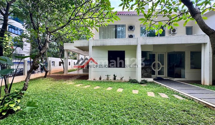 Rumah Siap Huni Halaman Luas Dekat ke Senayan City