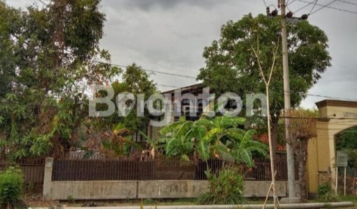 Rumah Pojok Ketintang Madya Hitung Tanah Cocok Bangun Ulang