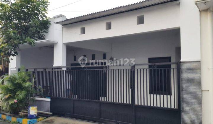 Surabaya Barat, Wiyung, Siap Huni, Disewakan Rumah Furnished Di Perumahan Babatan Indah Memiliki Taman Depan Hanya 5 Menit Ke Pakuwon Mall Ptc 1