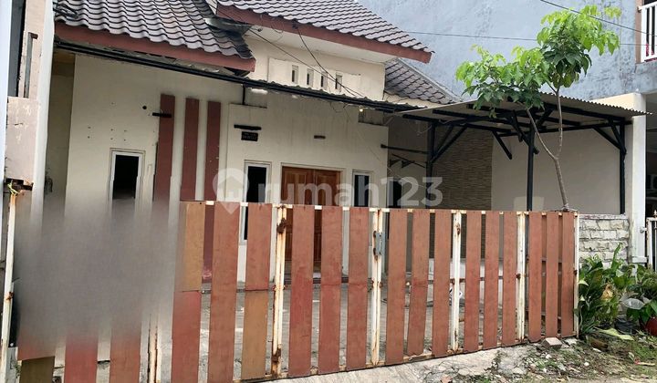 West Surabaya, Wiyung, For Sale / Ready to Rent, Move-In Ready, Minimalist House, Beautiful and Comfortable Maritime Cottage, Termite-Free, Flood-Free, Only 10 Minutes to UNESA.