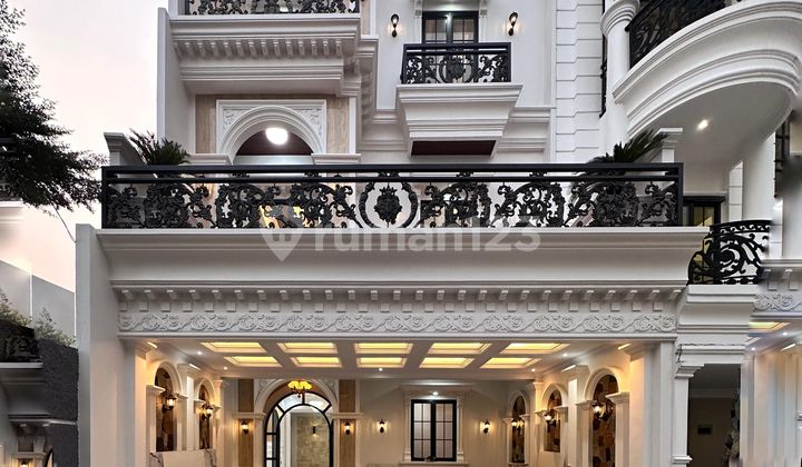 Rumah 3 Lantai American Classic Di Jagakarsa, Siap Huni!