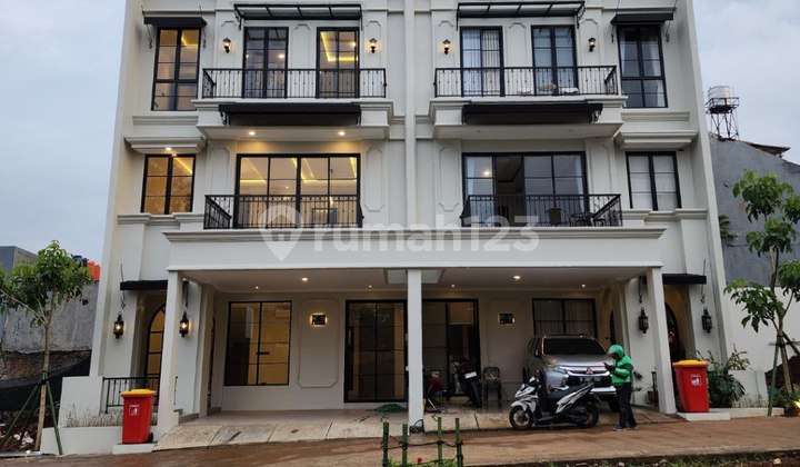 Desain Klasik, Kenyamanan Modern! Rumah 3 Lantai Di Jagakarsa!"
