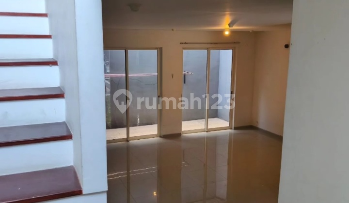 Rumah Graha Natura Surabaya Barat Disewakan 2 Lantai 2 KT 2