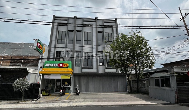 Best Shop House Choices, Busy Area with Parking Access Available