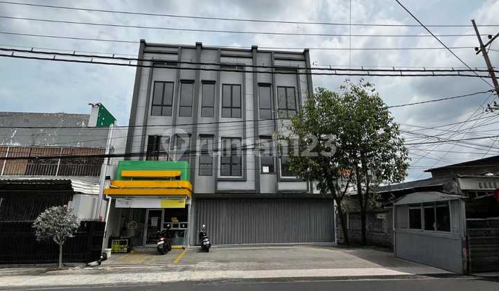 Tambaksari 3-Story Shop House Second Road Suitable for Business