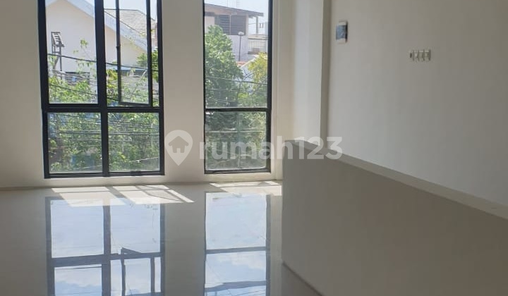 Best Shop House Choices, Busy Area with Parking Access Available 2