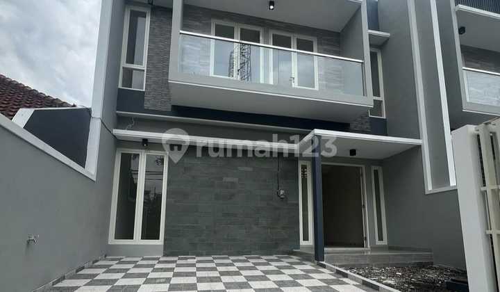 DIJUAL Rumah Baru Gress 2 Lantai Model Scandinavian  Jalan Utama Double Way* "Manyar Tirtomoyo" 
