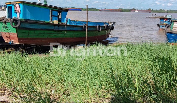 Strategic land on the riverbank