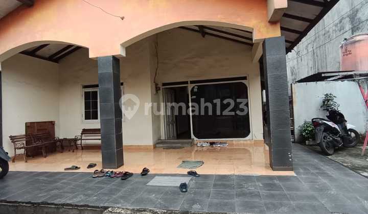 Di Jual Rumah dengan Halaman Luas + 3 Kios Aktif Lokasi Strategies