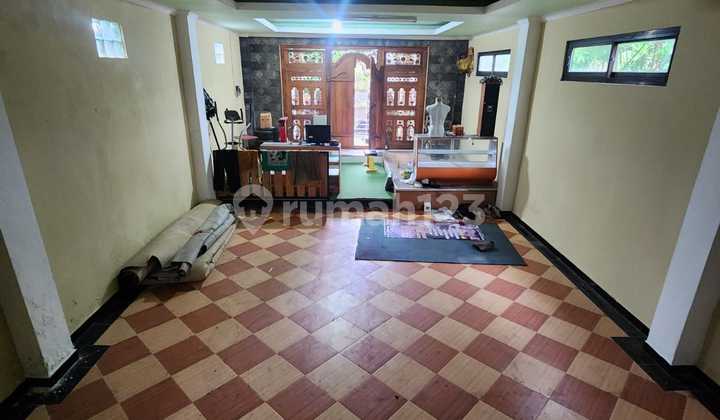 3-Story House Near Alit Saputra Field, Tabanan