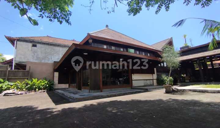 Bonus House with 525 M2 Building Area, Strategic Location on Jalan Bypass Ngurah Rai Sanur