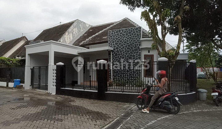 Rumah Cantik di Dalam Perum Tajem Lokasi Strategis & Nyaman di Maguwoharjo, Depok, Sleman. Rumah Cantik di Dalam Perum Tajem Lokasi Strategis & Nyaman di Maguwoharjo, Depok, Sleman.