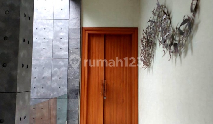 Rumah Mewah dengan Kolam Renang & Rooftop Lokasi Dekat Kampus Sanata Dharma, Caturtunggal, Depok, Sleman Rumah Mewah dengan Kolam Renang & Rooftop Lokasi Dekat Kampus Sanata Dharma, Caturtunggal, Depok, Sleman