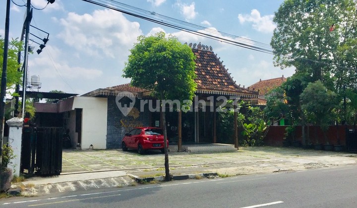 STRATEGIC BUSINESS SPACE ON DR SUTOMO STREET, NEAR STELLA DUCE HIGH SCHOOL. STRATEGIC BUSINESS SPACE ON DR SUTOMO STREET, NEAR STELLA DUCE HIGH SCHOOL.