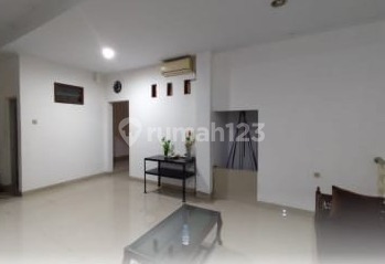 3-Story Shop House for Rent on Jl. Kronggahan - Strategic Location, Suitable for Business & Office 2