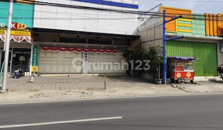 3-Story Shop House for Rent on Jl. Kronggahan - Strategic Location, Suitable for Business & Office