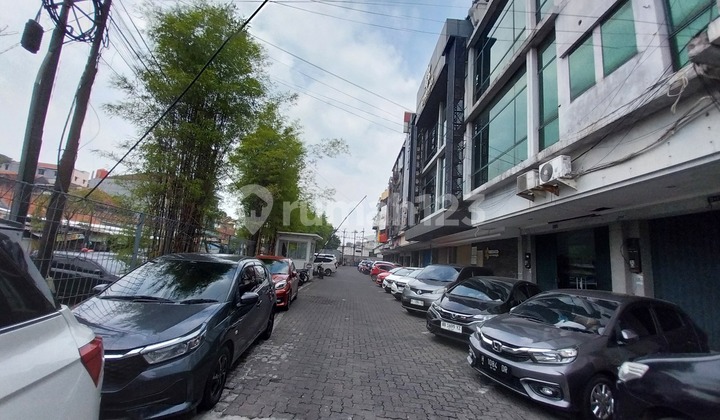 Ready to Occupy, Shop House, 3 Floors, Near Landmark, in Wonodri 2