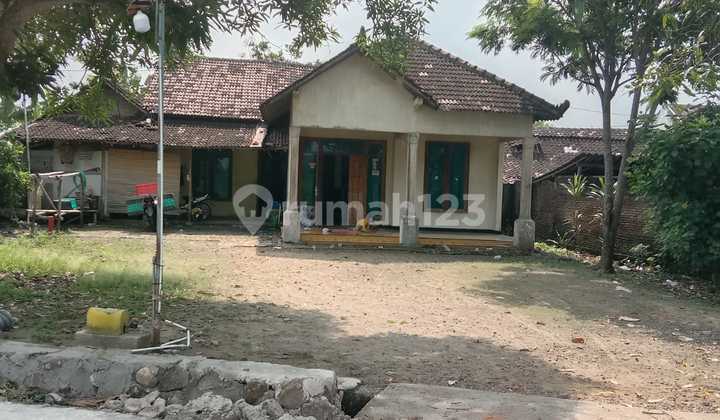 For Sale Comfortable House with Spacious 444m² Land in Kebakkramat 1