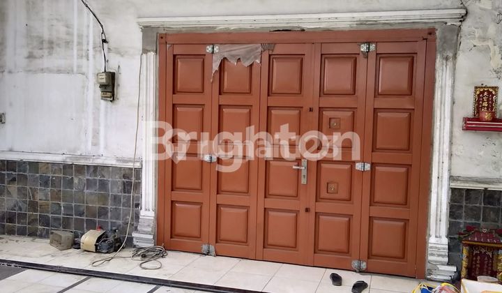 Shop house on Madong Lubis street. 1