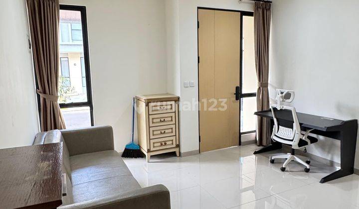 Rumah Nyaman Full Furnished Lokasi Strategis di Suvarna Astha, Tangerang 2