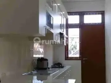 Rumah Radio Dalam Parkir Luas 2