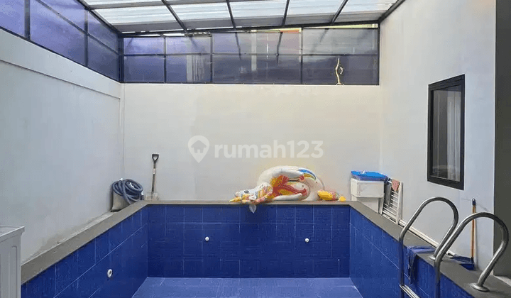 Sewa Rumah Mewah Semi Furnished 2 Lantai Di Jagakarsa – Kolam Renang & Ac 5 Unit! 1