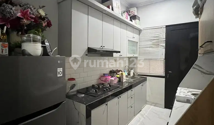 Sewa Rumah Mewah Semi Furnished 2 Lantai Di Jagakarsa – Kolam Renang & Ac 5 Unit! 2