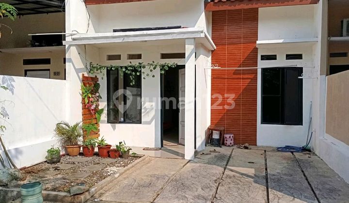 Second Minimalist House in a Cluster in Bedahan, Depok Second Minimalist House in a Cluster in Bedahan, Depok