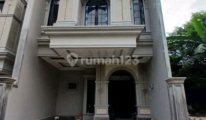 Classic Design Two-Storey Luxury House in Kalimulya Depok Classic Design Two-Storey Luxury House in Kalimulya Depok