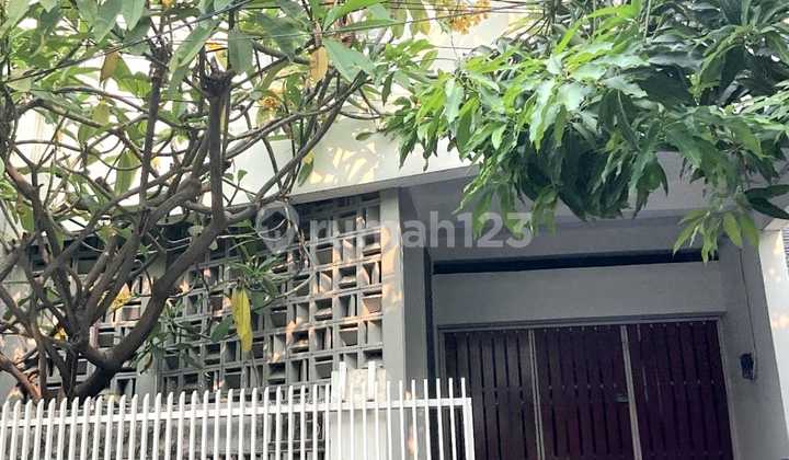 MURAH !! Dijual Rumah Cempaka Putih bagus 2 lantai siap huni