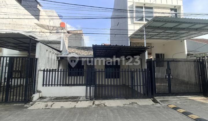 Cheap!! Rent a ready-to-occupy house in Kelapa Gading, facing west. Cheap!! Rent a ready-to-occupy house in Kelapa Gading, facing west.