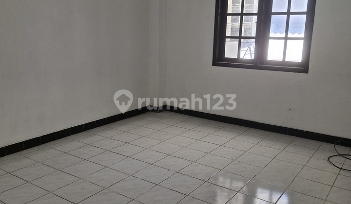 Disewakan Cepat Rumah Tinggal 2 Lantai Di Pondok Candra Dengan Lokasi Yang Sangat Strategis Row Jalan Sangat Lebar Bisa 4 Mobil. Terletak Di Raya Boulevard..bangunan Bagus Habis Direnovasi Rumah 2