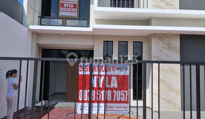 Disewakan Cepat Rumah Tinggal 2 Lantai Di Pondok Candra Dengan Lokasi Yang Sangat Strategis Row Jalan Sangat Lebar Bisa 4 Mobil. Terletak Di Raya Boulevard..bangunan Bagus Habis Direnovasi Rumah 1