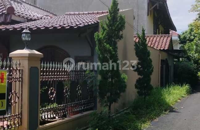 For Sale Hook House Area 250 M² in the Elite Area of Fajar Indah Jajar Solo 2