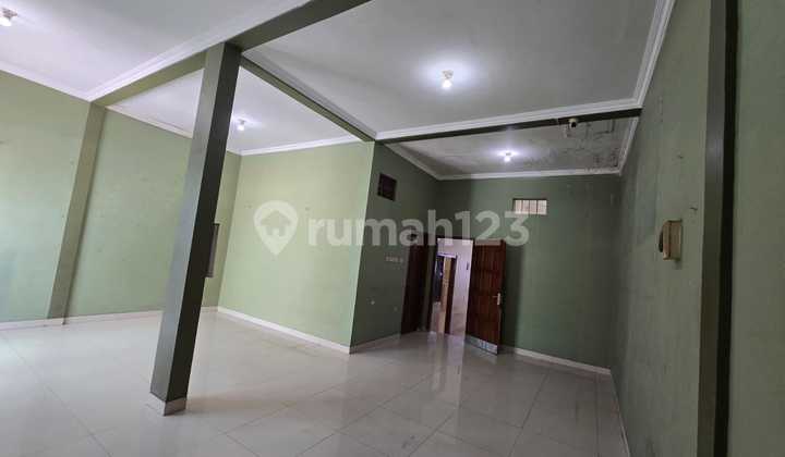 For Rent: Functional Shop House Complete with East-Facing Warehouse in Gilingan, Banjarsari. 2