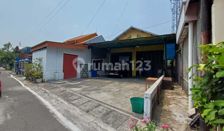 Ready-to-Use Warehouse/Workshop in Mojosongo, Spacious Parking Area.