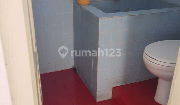 Rumah Hook Klasik Halaman Luas di Kawasan Elit Kalitan Solo 2