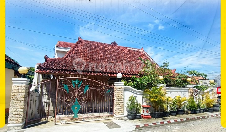 Modern Ethnic House in Downtown Purwodadi, Spacious Strategic Residence a Step Away from Jl. Untung Suropati