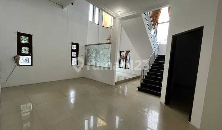 Corner House Spacious and Comfortable in Batununggal Complex 2