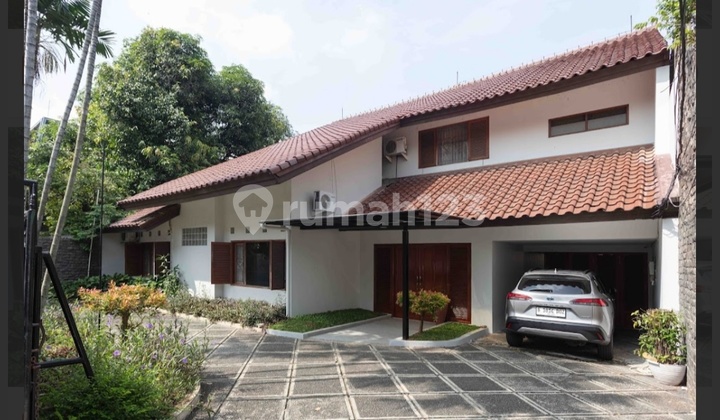 Rumah Mewah Ada Kolam Tenang Kebayoran Baru