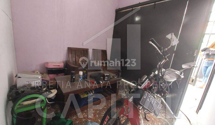 ruang keluarga rumah dalam komplek one gate