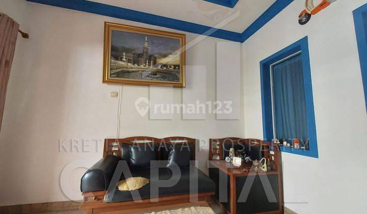 ruang keluarga rumah dalam komplek one gate