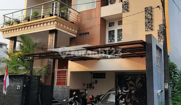 Ready-to-Occupy House in the Heart of Gayamsari, Semarang 1