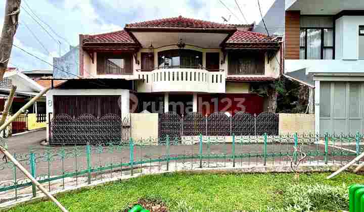 RUMAH MEWAH DI DEPAN TAMAN,LOKASI STRATEGIS DI PUSAT BISNIS DAN KULINER TEBET